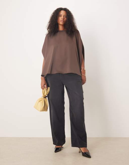 Pretty Lavish Curve – Weich fallendes Satinoberteil in Schokobraun im Cape-Stil, 2 von 4