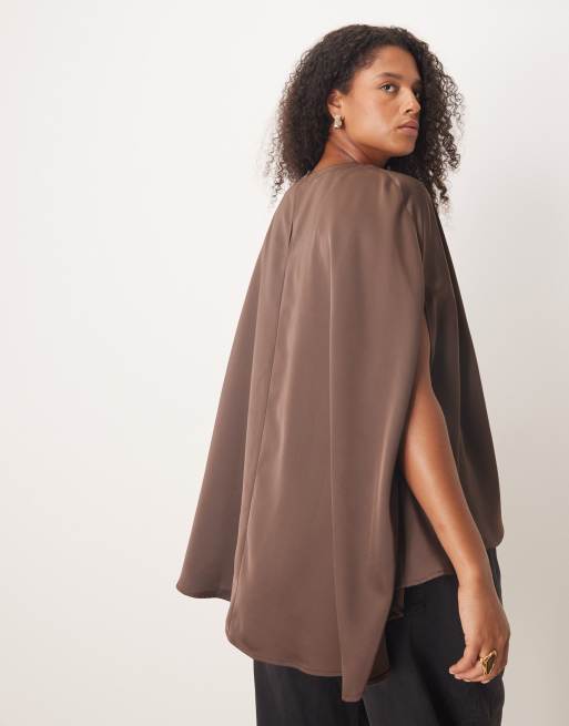 Pretty Lavish Curve – Weich fallendes Satinoberteil in Schokobraun im Cape-Stil, 3 von 4