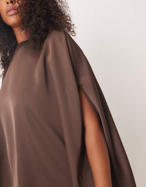 Pretty Lavish Curve – Weich fallendes Satinoberteil in Schokobraun im Cape-Stil, 4 von 4