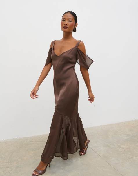 Pretty Lavish – Durchscheinendes Midaxi-Kleid in Schokobraun mit tiefem Saum - view 1