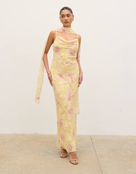 Pretty Lavish - Eden - Robe longue en jacquard imprimé à col bénitier - Jaune fleuri - view 1