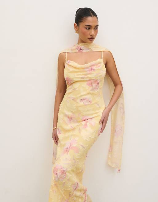 Pretty Lavish - Eden - Robe longue en jacquard imprimé à col bénitier - Jaune fleuri, 2 de 4