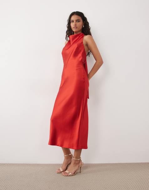 Pretty Lavish - Edita - Vestito allacciato al collo con gonna al polpaccio in raso rosso con scollo ad anello e schiena scoperta - view 1