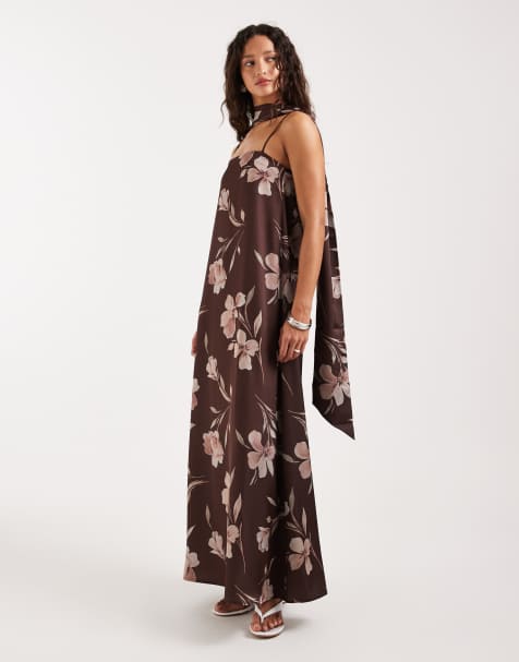 Pretty Lavish - Elowen - Satijnen maxi bandeau-jurk met A-lijn en sjaal in bruin met bloemenprint - view 1