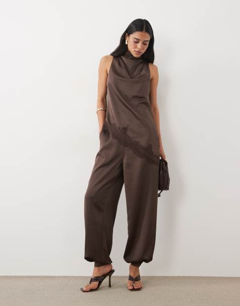 Pretty Lavish - Ensemble pantalon barrel et top satiné à col bénitier montant et ourlet asymétrique en dentelle - Chocolat - view 1
