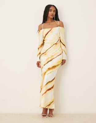 Pretty Lavish - Ettore - Langärmliges, schulterfreies Maxikleid in Ockergelb-Ombré