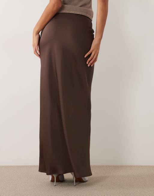 Pretty Lavish - Falda maxi satinada Breya en chocolate, 2 de 5