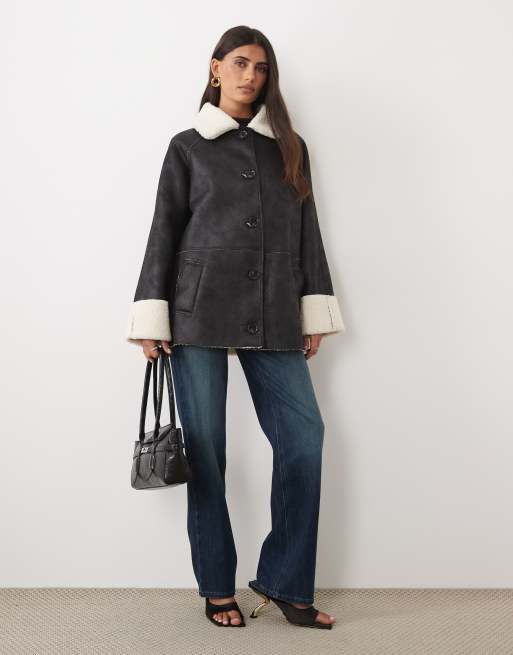 Pretty Lavish faux shearling contrast collar and cuffs boxy aviator coat in black, 2 of 4