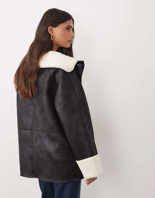 Pretty Lavish faux shearling contrast collar and cuffs boxy aviator coat in black, 3 of 4