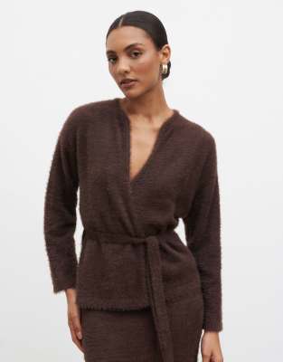 Pretty Lavish - Flauschige Strickjacke in Schokobraun mit Taillenschnürung-Brown