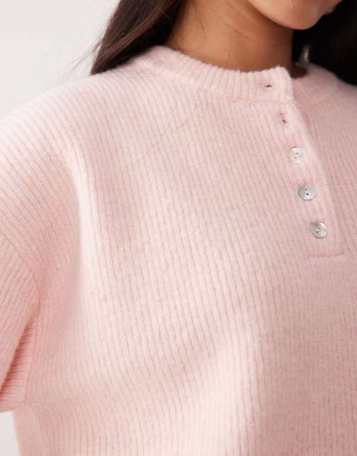 Pretty Lavish – Flauschiges Strickoberteil in Rosa mit Knopfdetail, 3 von 4