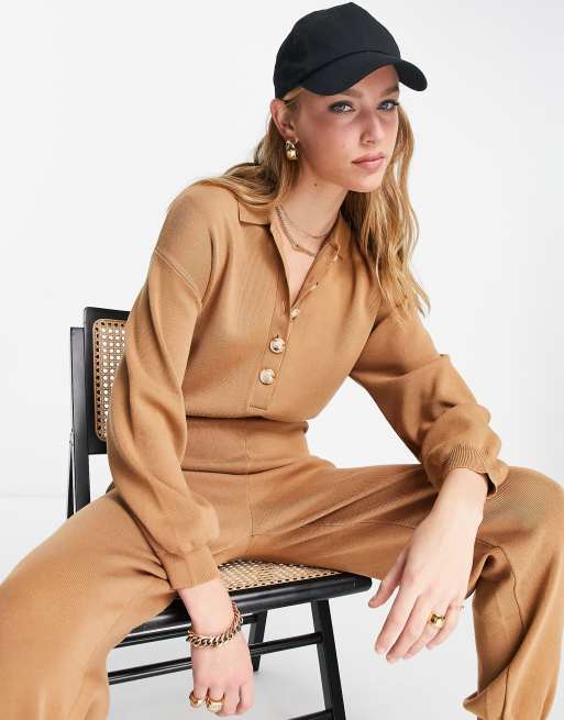 Pretty Lavish - Gebreide jumpsuit met pofmouwen, kraag en knopen in bruin