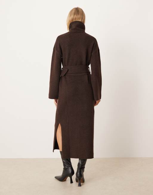 Pretty Lavish - Gebreide midaxi jurk met col, gestrikte taille en split in chocoladebruin, 3 van 4