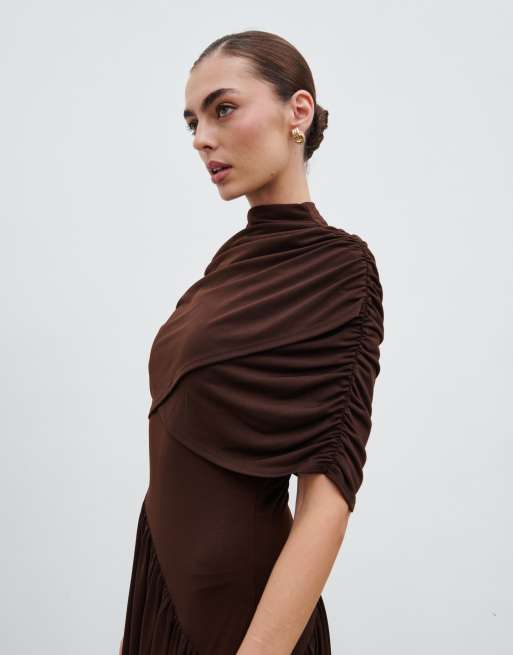 Pretty Lavish - Gedrapeerde maxi-jurk met stretch en overslag in bruin, 2 van 4