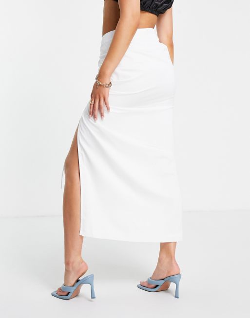 Pretty Lavish – Geraffter Midirock in Weiß zum Überziehen mit Kordelzug, 2 von 4