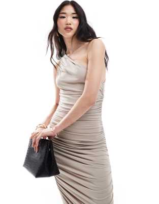 Pretty Lavish - Gerafftes, wadenlanges Kleid in Steinbeige mit One-Shoulder-Träger-Neutral