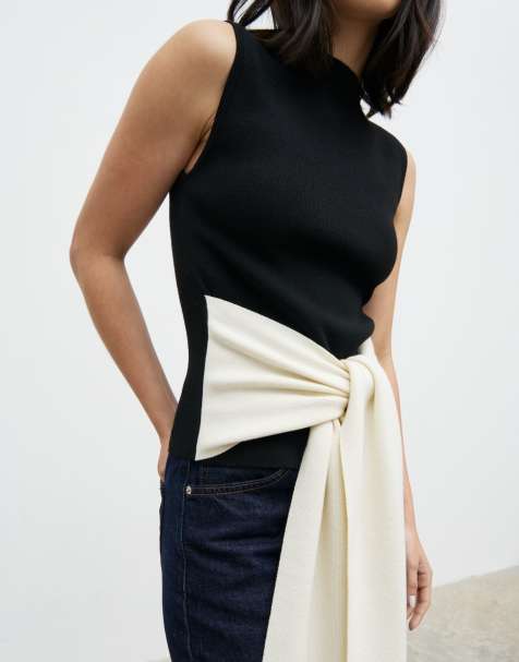 Pretty Lavish - Geribbelde gebreide mouwloze top met contrasterend gestrikt detail in de taille in zwart - view 1