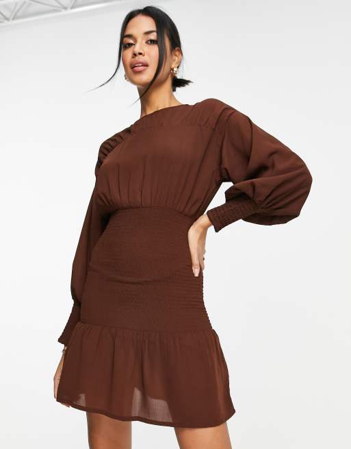 Pretty Lavish - Gesmokte mini-jurk in chocoladebruin