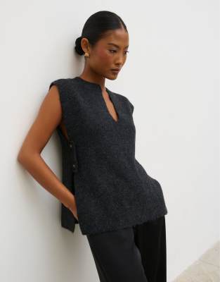 Pretty Lavish - Gestrickte Tabard-Weste in Anthrazitgrau