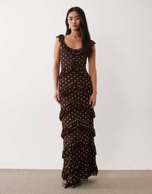 Pretty Lavish - Gestuftes Maxikleid aus Netzstoff in Braun mit Polka Dots und Rüschen-Brown