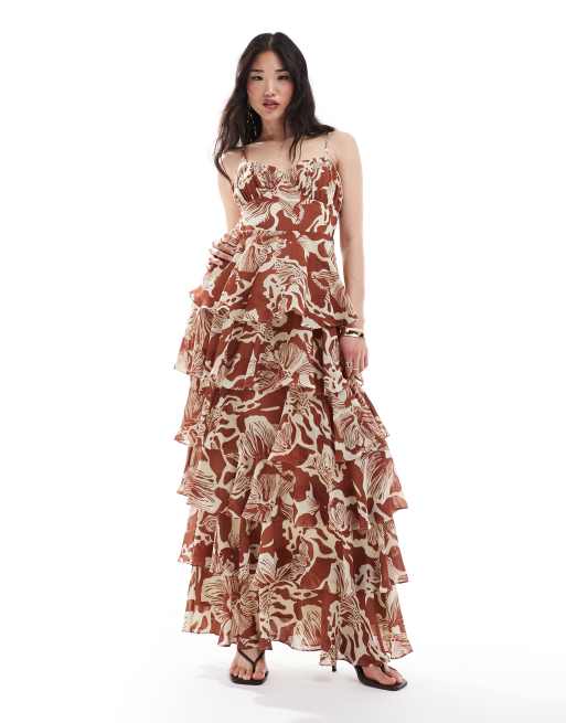 Pretty Lavish – Gestuftes Maxikleid in Braun geblümt mit Rüschenbesatz und geraffter Brustpartie