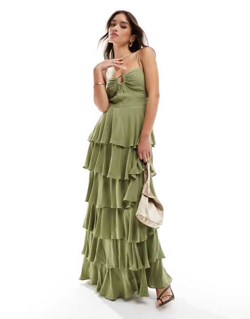 Pretty Lavish – Gestuftes Maxikleid in Moosgrün mit goldfarbenem Ring