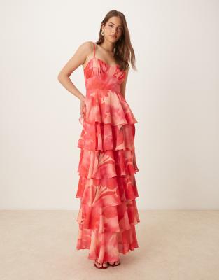 Pretty Lavish - Gestuftes Maxikleid in Rosa und Rot mit Rüschen und überdimensionalem Blumenmuster