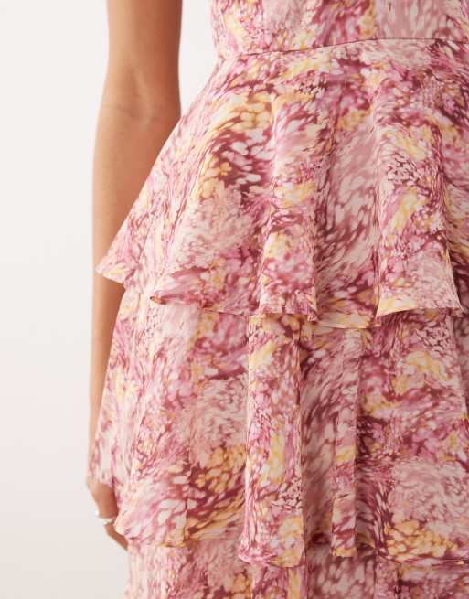 Pretty Lavish – Gestuftes Midaxi-Kleid mit Rüschen und Blumenmuster in Beerenrot, 3 von 4