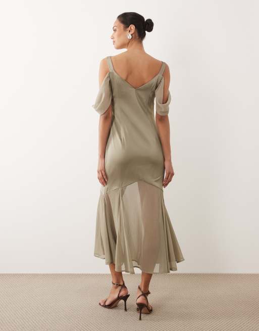 Pretty Lavish - Gråbrun maxikjole med cold shoulder-snit og sænket kant, 4 af 4