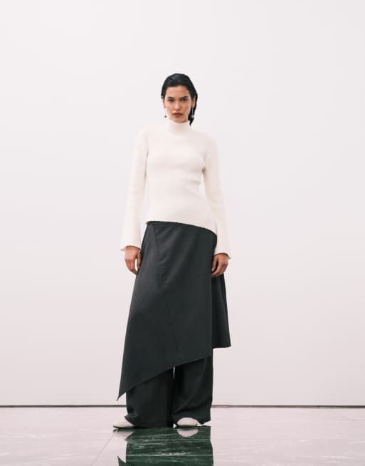Pretty Lavish – Gräddvit, ribbstickad topp med polokrage och asymmetrisk fåll, 2 av 4