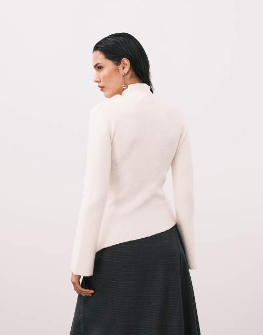 Pretty Lavish – Gräddvit, ribbstickad topp med polokrage och asymmetrisk fåll, 3 av 4