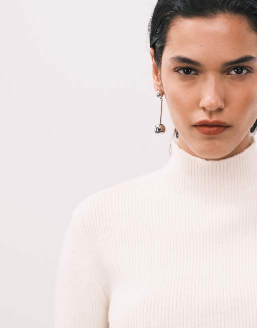 Pretty Lavish – Gräddvit, ribbstickad topp med polokrage och asymmetrisk fåll, 4 av 4