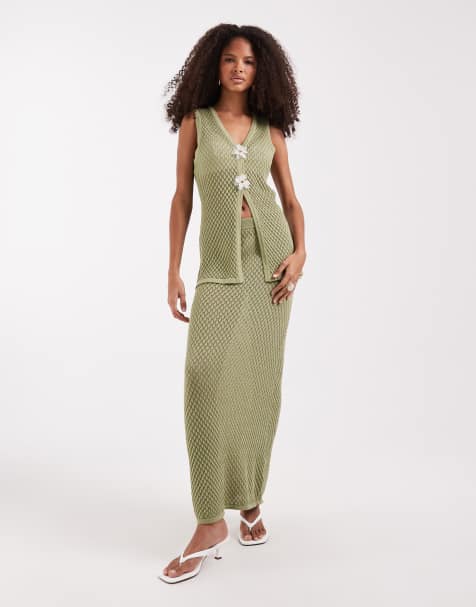 Pretty Lavish - Grønt sæt med longline-vest og maxinederdel i pointelle med blomster-broche - view 1