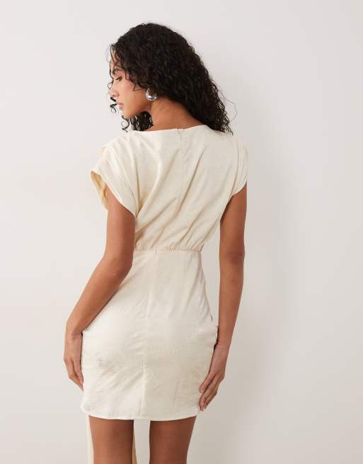 Pretty Lavish - Hattie - Robe courte sans manches en jacquard à détail noué drapé à franges - Crème, 3 de 4