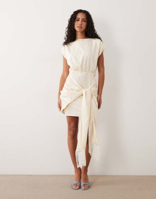 Pretty Lavish - Hattie - Robe courte sans manches en jacquard à détail noué drapé à franges - Crème, 4 de 4