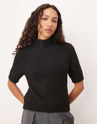 Pretty Lavish - Hochgeschlossener, kurzärmliger Pullover in Schwarz aus flauschigem Strick