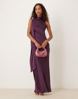 Pretty Lavish - Hochgeschlossenes, ärmelloses Satin-Maxikleid in Lila mit Drapierung und Schaldetail