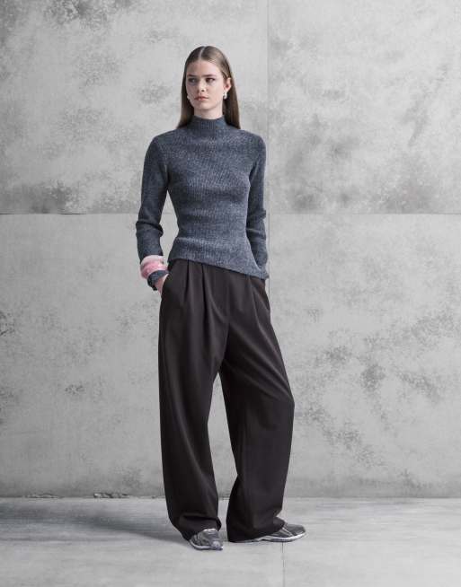 Pretty Lavish – Hochgeschlossenes, asymmetrisches Strick-Oberteil in Grau, Kombiteil, 4 von 4