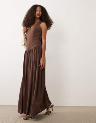 Isadora - Figurbetontes Neckholder-Maxikleid in Braun mit tiefer Taille Braun 44