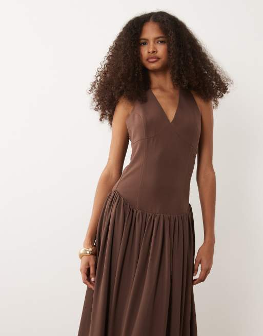 Pretty Lavish - Isadora - Vestito lungo aderente allacciato al collo marrone con vita scesa, 2 di 4