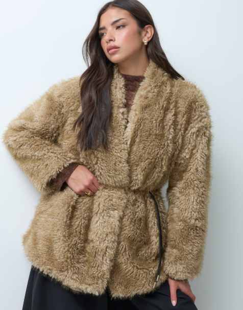 Pretty Lavish Jacke aus Kunstfell mit Bindegürtel in Cremeweiß - view 1