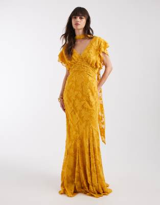 Pretty Lavish - Jacquard-Maxikleid in Ocker mit V-Ausschnitt, Rüschen und Godet-Detail-Gelb