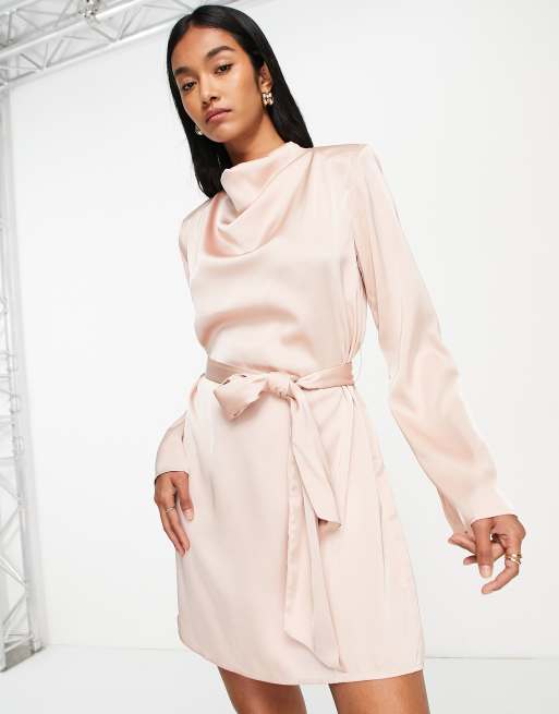 Pretty Lavish Jayda Robe courte nou e la taille en satin Rose poudre