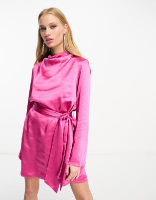 Pretty Lavish - Jayda - Satin-Minikleid in Rosa mit Bindegürtel