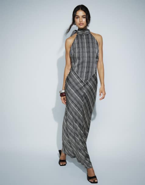 Pretty Lavish - Jemima - Gestreepte maxi jurk met halternek en open achterkant in zwart en crème - view 1