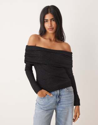 Pretty Lavish - Jersey-Oberteil in Schwarz mit Carmen-Ausschnitt