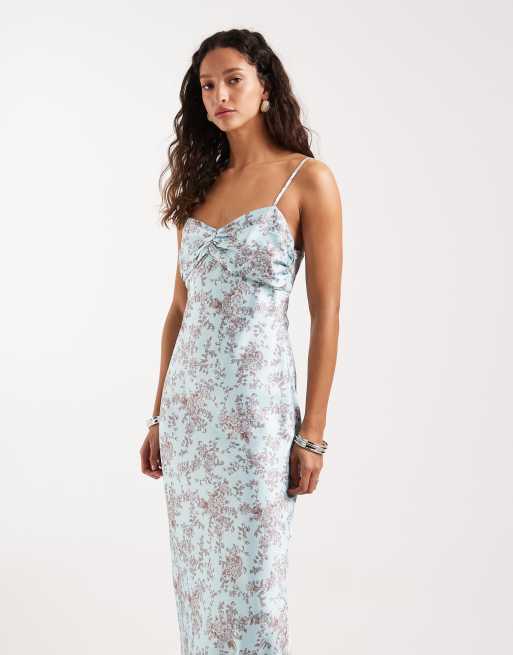 Pretty Lavish – Joely – Blå, blommig maxiklänning i satin med rynkad byst, 2 av 4