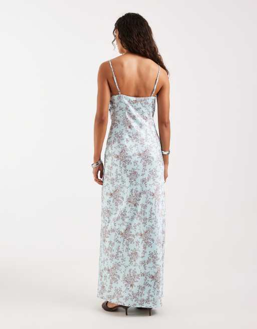 Pretty Lavish – Joely – Blå, blommig maxiklänning i satin med rynkad byst, 4 av 4