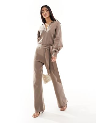 Pretty Lavish - Jumpsuit in Taupe mit weitem Bein und Taillenschnürung-Brown