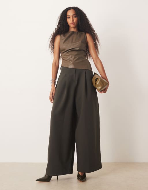 Pretty Lavish – Kakigrön, ärmlös topp med asymmetrisk fåll i läderlook, 2 av 4
